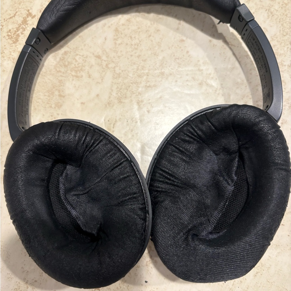 Bose QuietComfort 2 Headphones with Black Case & accessories - Picture 4 of 6